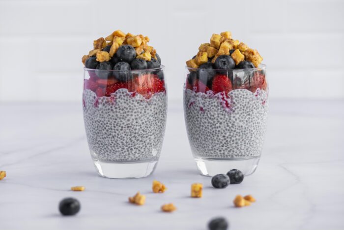 CHIA PUDDING CON FRUTAS Y CRUNCHY BANANA YUNIQ YUNIQ